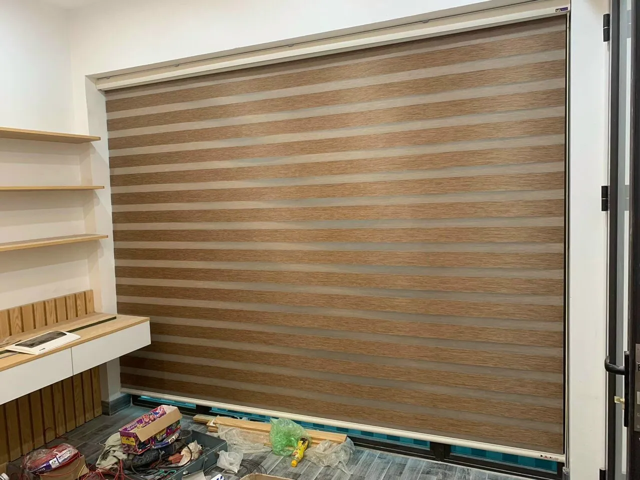 Rèm Cuốn Chống Nắng Cửa Kính Văn Phòng Tại Đức Hòa