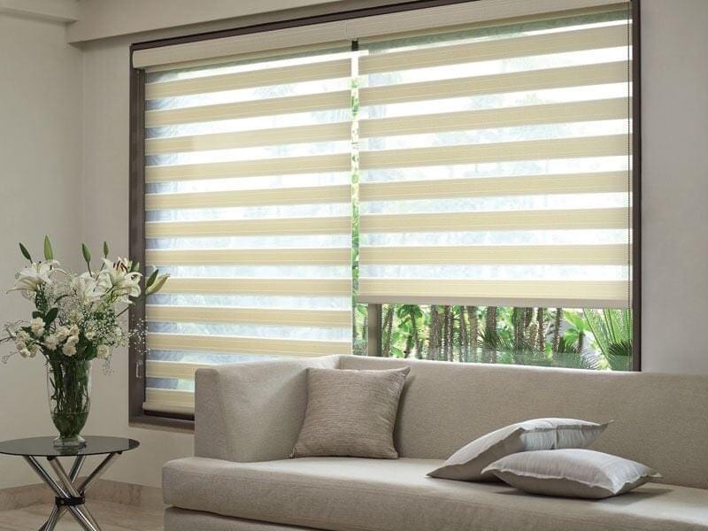 bằng cách di chuyển một vật chỉ thị