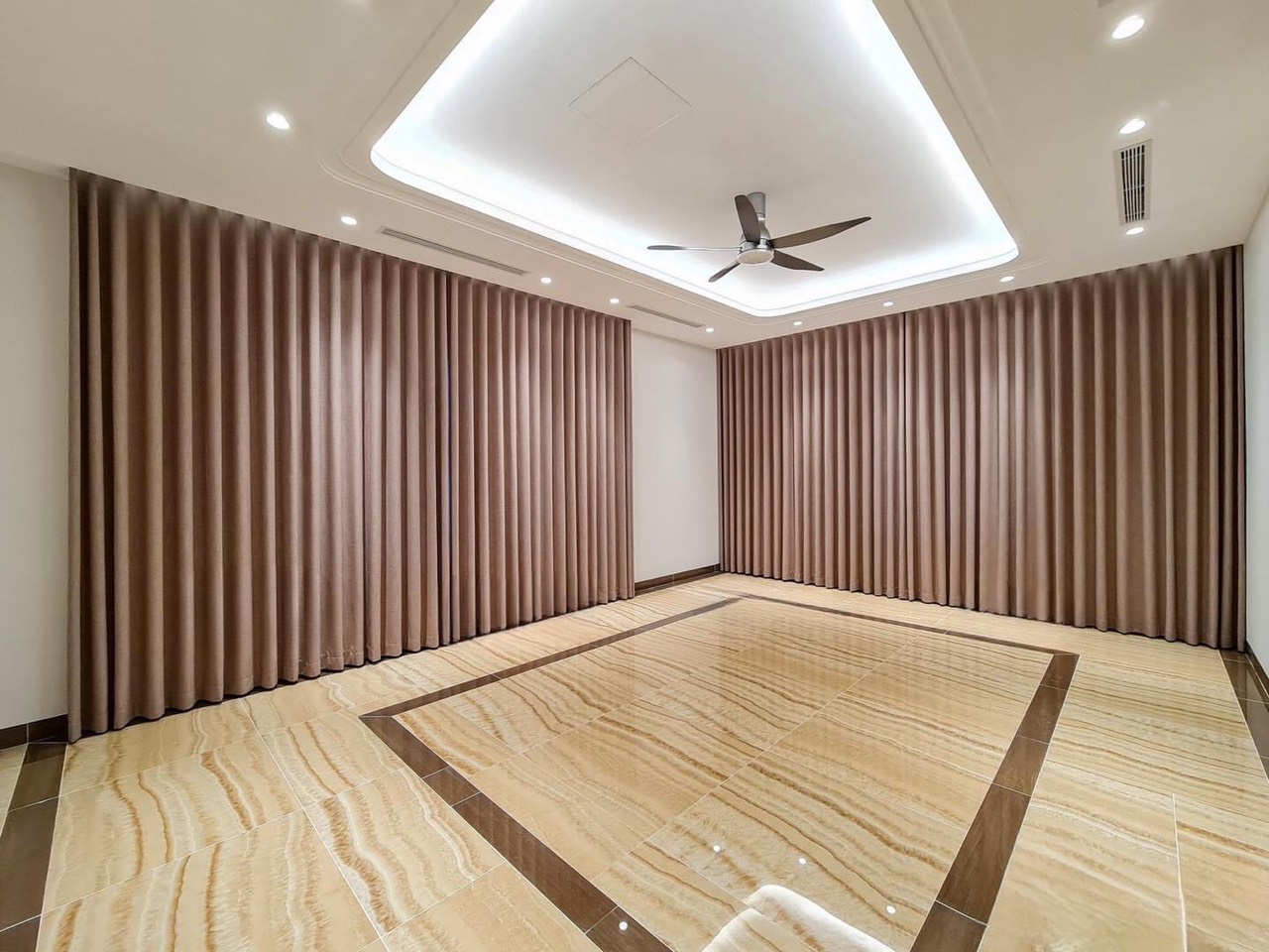 bằng cách di chuyển một vật chỉ thị